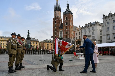 Kraków: święto Wojsk Lądowych połączone z wręczeniem sztandaru żołnierzom 2. Korpusu Polskiego