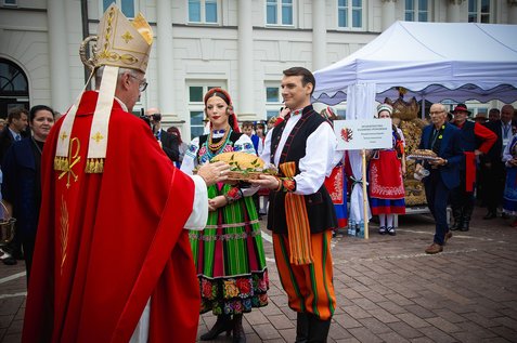 Dożynki Prezydenckie w Warszawie: krzyż, praca i wdzięczność rolnikom