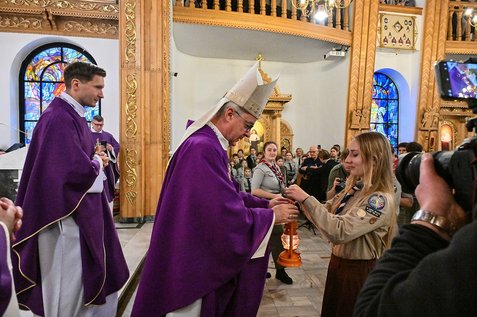 Krzeptówki: Harcerze ZHP odebrali Betlejemskie Światło Pokoju od słowackich skautów