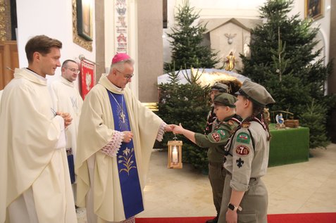 Katedra polowa: bp Wiesław Lechowicz przyjął Betlejemskie Światło Pokoju