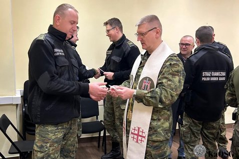 Świąteczna wizyta kapelana Karpackiego Oddziału Straży Granicznej na zachodniej granicy