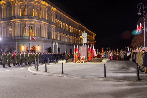 Warszawa: Capstrzyk Niepodległości z udziałem biskupa polowego