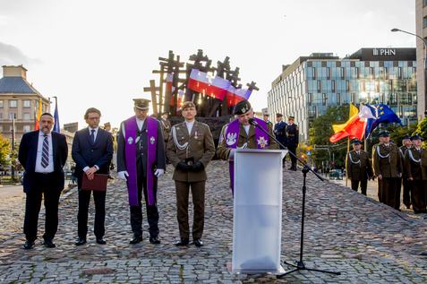 Warszawa: modlitwa przy Pomniku Poległym i Pomordowanym na Wschodzie