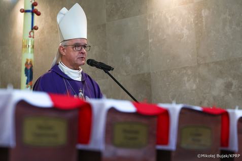 Wrocław: pogrzeb 49 ofiar terroru komunistycznego z udziałem Prezydenta RP
