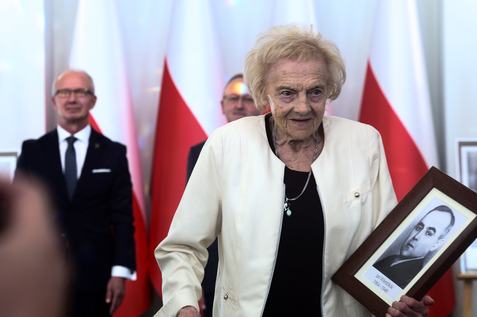 Warszawa: wręczenie czternastu not identyfikacyjnych rodzinom ofiar totalitaryzmów