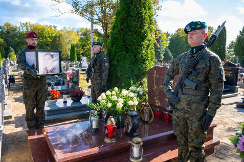Brodnica: odznaczenie grobu por. Daniela Różyńskiego insygniami Orderu Krzyża Wojskowego
